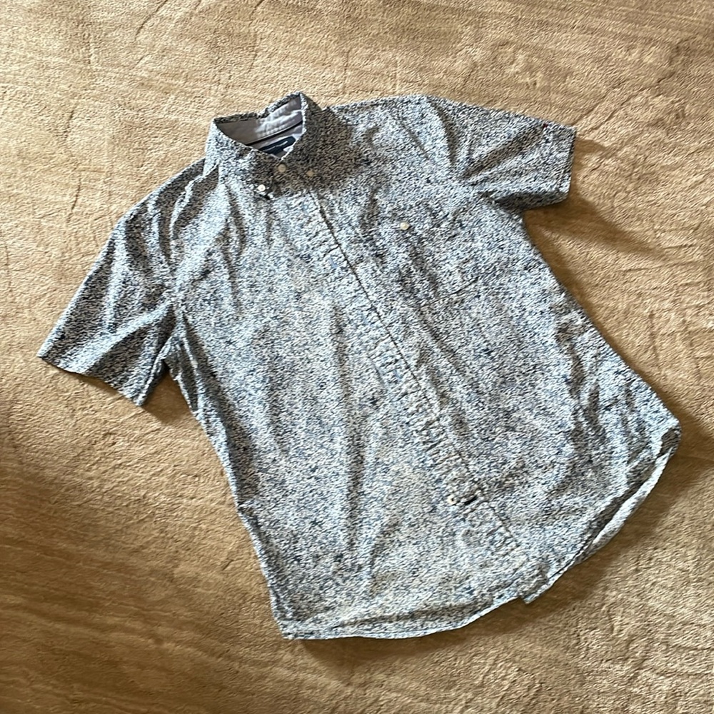 Men’s medium Tommy Hilfiger casual shirt sleeve shirt